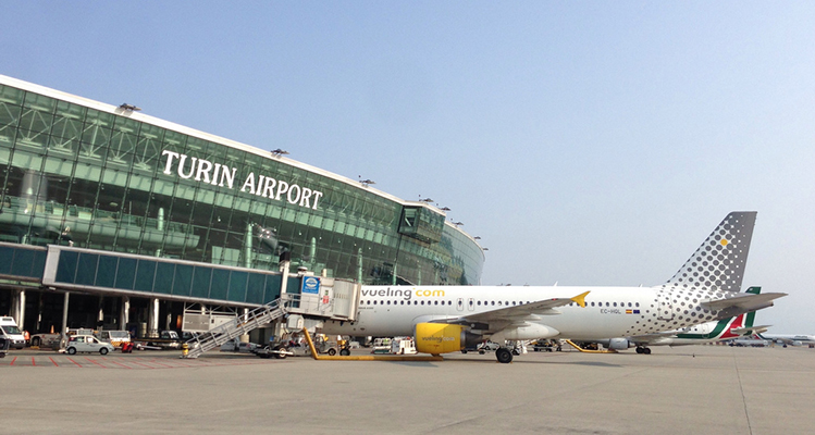 CASELLE. Aeroporto a porte aperte: i bambini scoprono lo scalo di Torino CASELLE. Aeroporto a porte aperte: i bambini scoprono lo scalo di Torino
